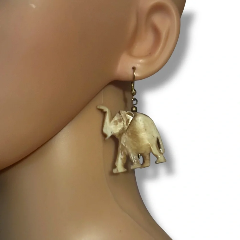 Vintage carved bone elephant dangle earrings - Picture 2 of 5